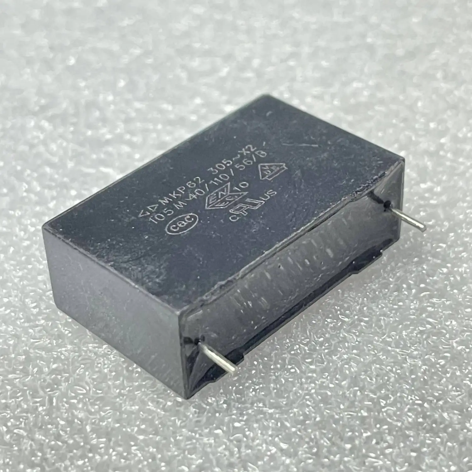 

20 шт./C42Q2105M MKP62 105M 1 мкФ 305 В X2 защитный пленочный конденсатор