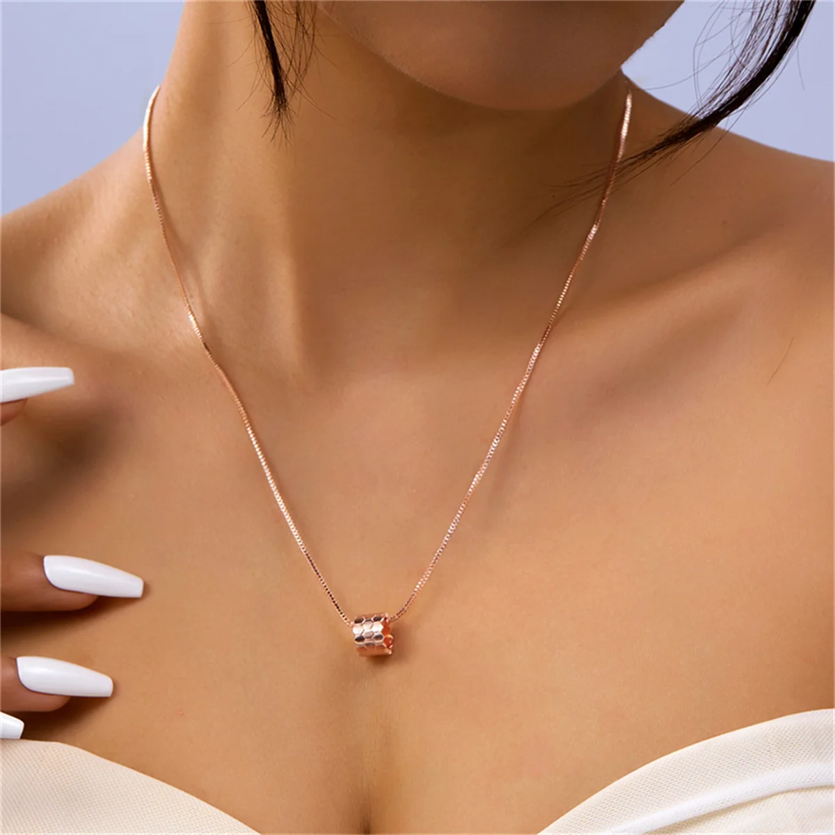 Classic Luxury Trendy Bee Honeycomb Shaped Pendant Necklace For Women Cute Zircon Animal Bee Choker Clavicle Chain Party Jewelry