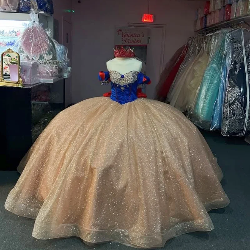 ชุดเดรสงาน Quinceañera สีแชมเปญ แบบเปิดไหล่ ประดับคริสตัล หางยาว พร้อมโบว์ vestidos de 15 Quinceañera ﻿ ปรับแต่ง