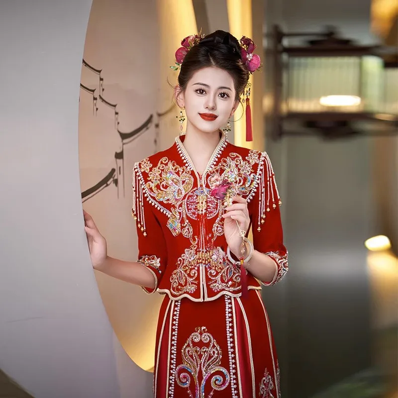 

A new luxurious Chinese-style wedding dress with velvet embroidery for figure