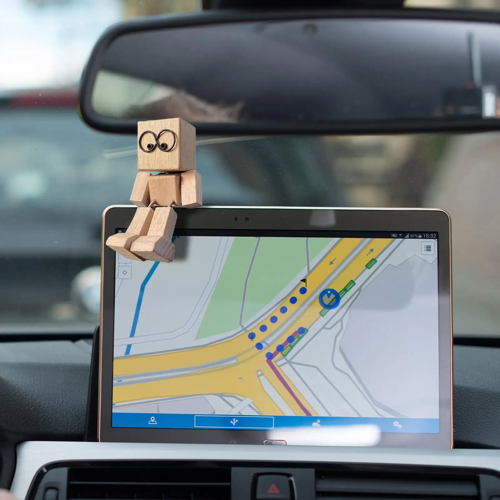 Desk Wooden Figure Shaking Feet Wooden Doll Human Shape Desktop Dashboard Funny Sculpture Ornament For Family Outings Road Trip