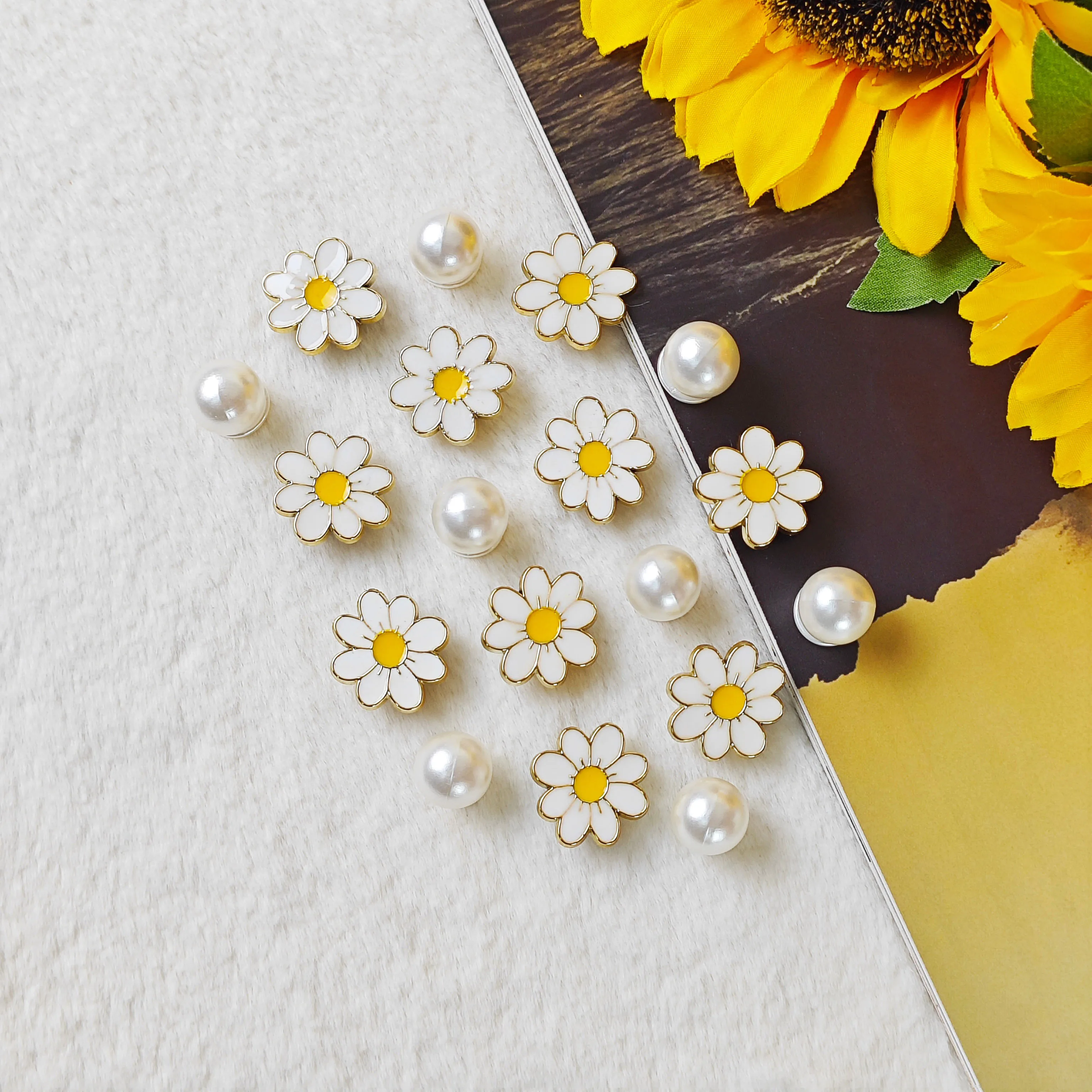 18Pcs DIY Shoe Charms, Cute Little Flower Imitation Pearls, Fashionable and Versatile Decorative Buckles, Suitable for Eva Products, Slippers, Garden Shoes, Beach Shoes, Removable Decorative Buckles Christmas Gifts, Birthday Gifts