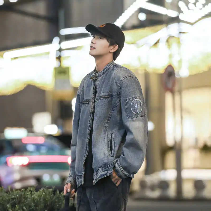 

Мужская джинсовая куртка в стиле ретро с эффектом потертости, на молнии, свободного кроя, с воротником-стойкой, с вышивкой, мотоциклетная куртка, молодежный тренд, осенняя верхняя одежда