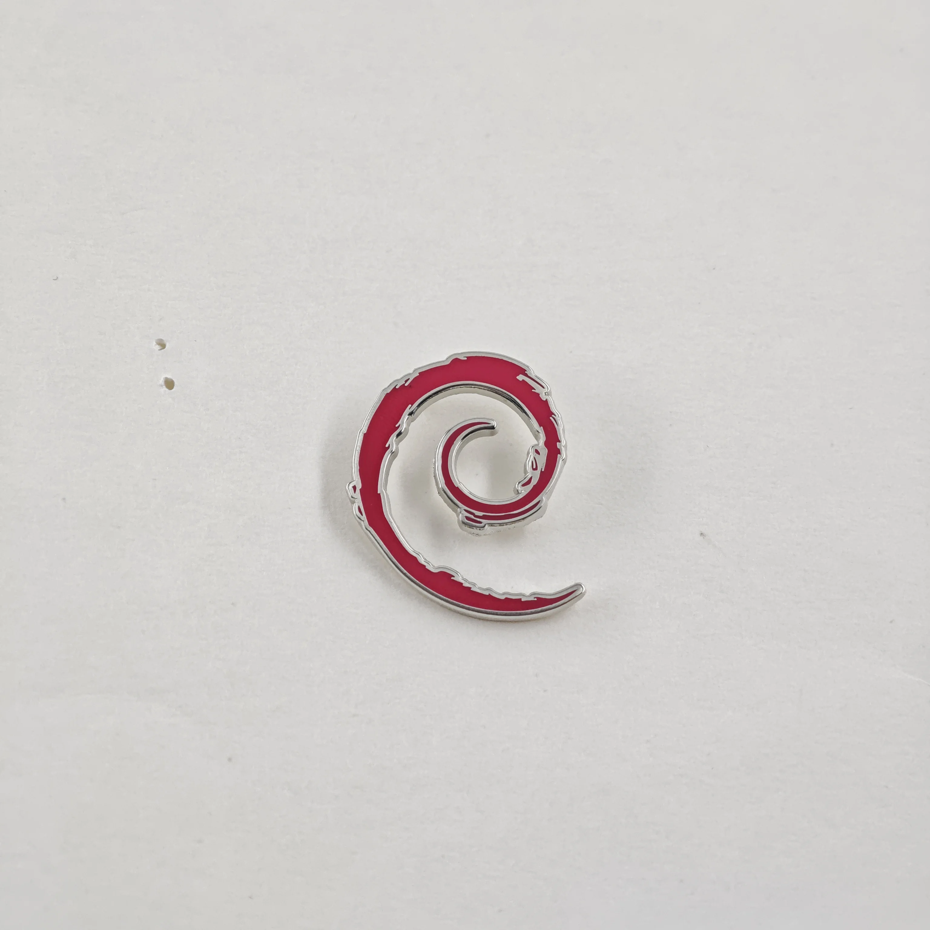Debian Emaille-Pin Open-Source-Betriebssystem Logo Brosche Roter Wirbel Anstecknadel Revers-Pins Rucksack Programmierer Geek Fans Geschenk – Detail 12
