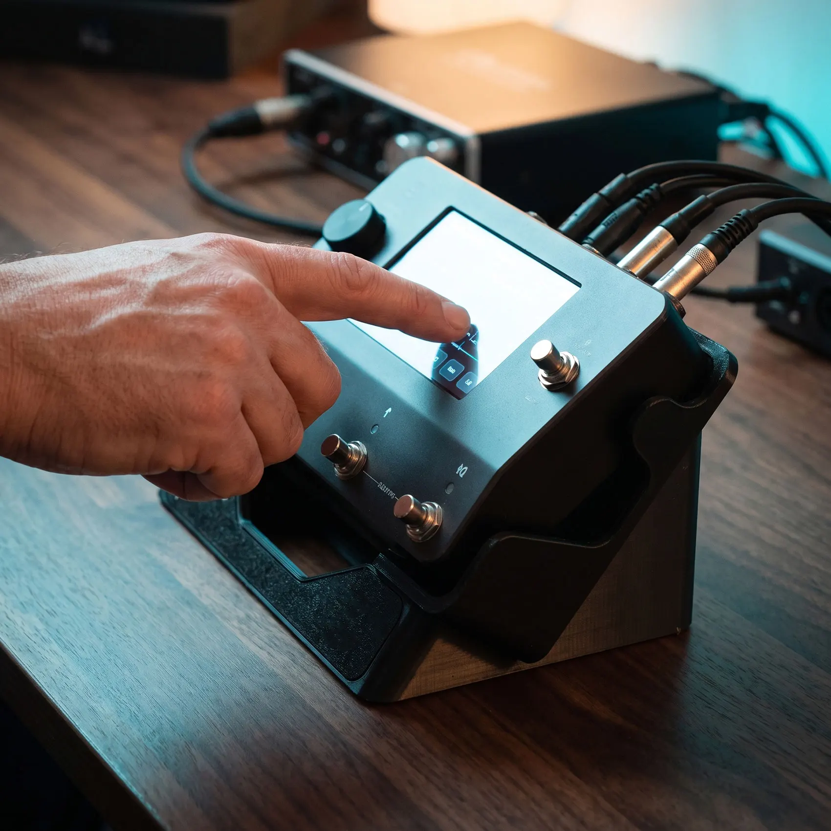 Ergonomic Desktop Tilt Stand For Neural DSP Quad Cortex Mini Guitar Multi-Effects Processor Holder-AT20