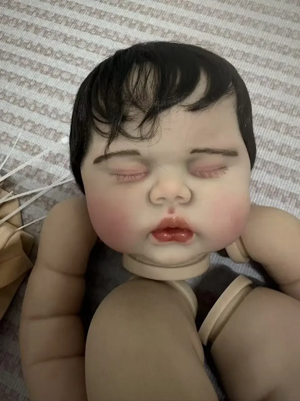 DLS カスタマイズされた限定供給 25 インチリボーンベビーピクルス手根毛付き布ボディ