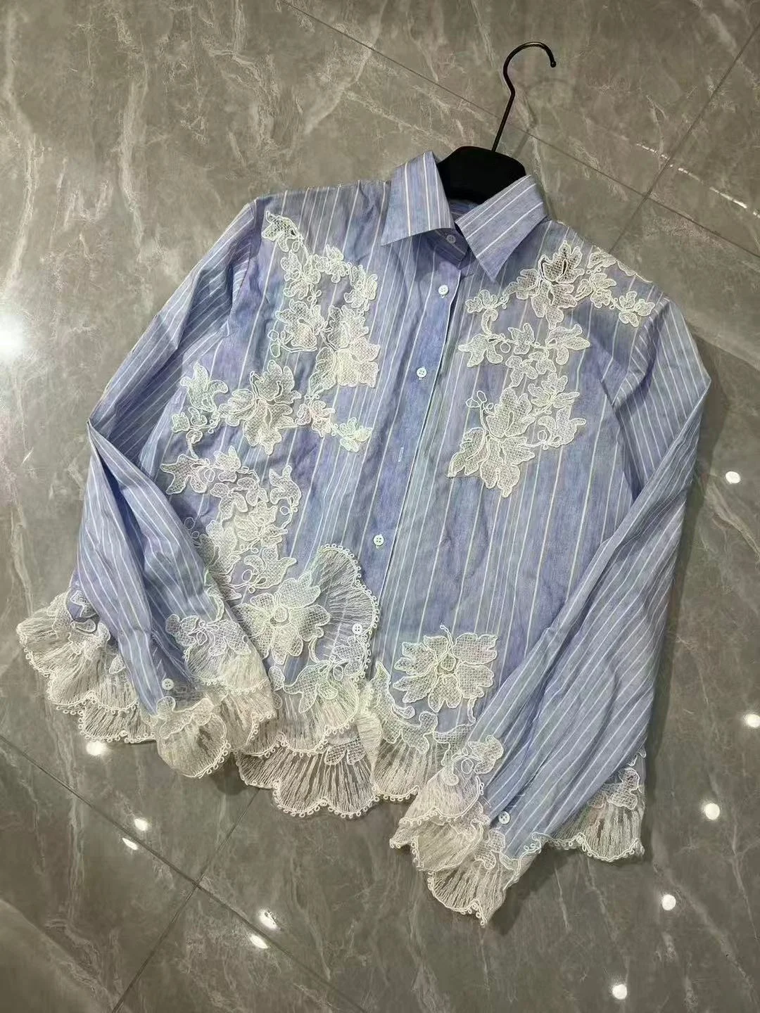 

Женская блузка с цветочной вышивкой и синими полосками, весна 2026, с отложным воротником, длинным рукавом, на одной пуговице, повседневная