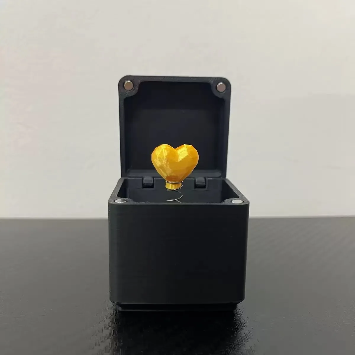 3D-geprinte meerlaagse verrassingscadeaudoos, Halloween-cadeaudoos met mini-middelvinger, grapcadeaudoos met 6 lagen voor feestjes