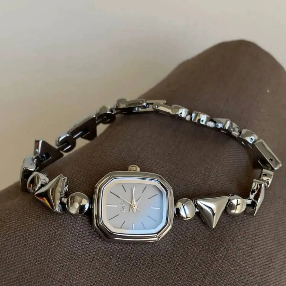 

High-end Niche Irregular High-end Women's Vintage Bracelet Watch, Light Luxury Quartz Ladies' Watch Gifts Simple Elegant