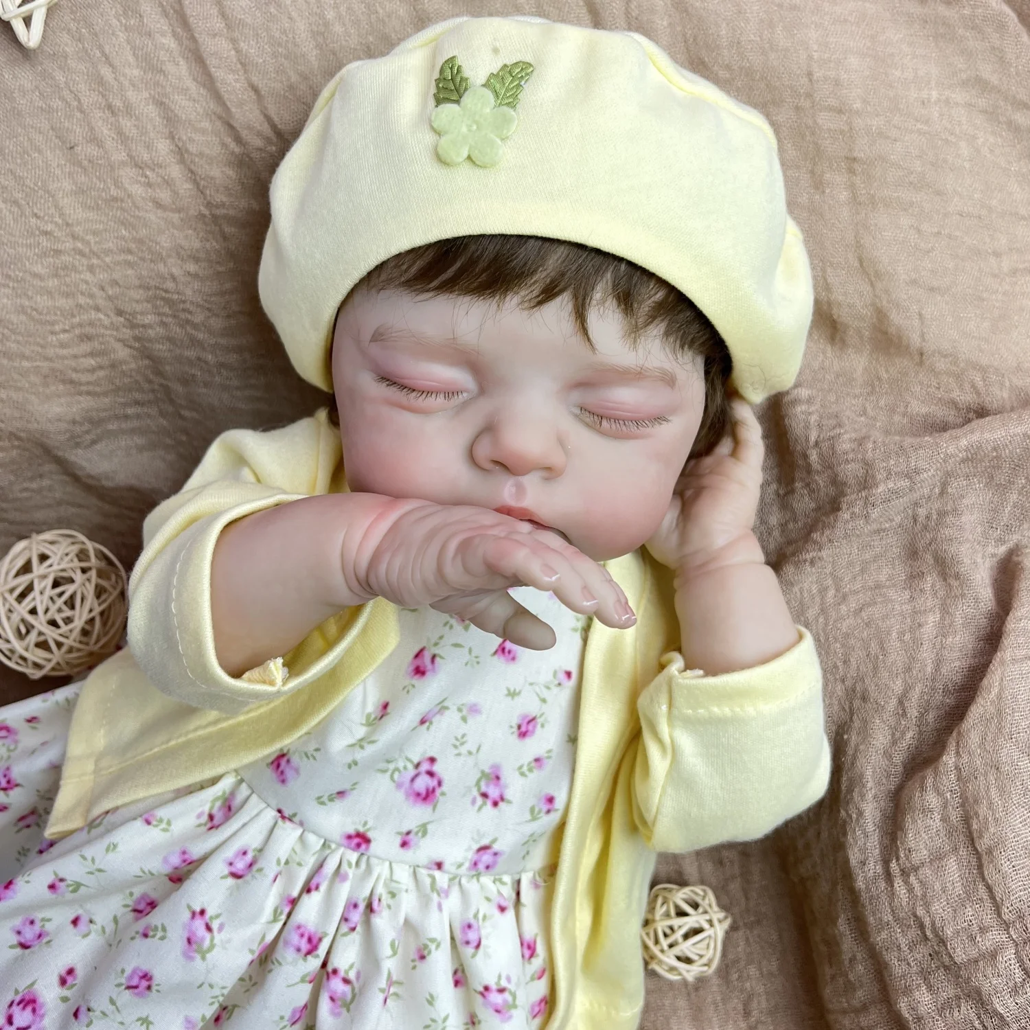 48 CM Lalka Reborn z Widocznymi Żyłkami, Urocza Zabawka dla Dzieci z Miękkim Materiałowym Ciałem, Realistyczna Kolekcjonerska Lalka na Prezent Urodzinowy