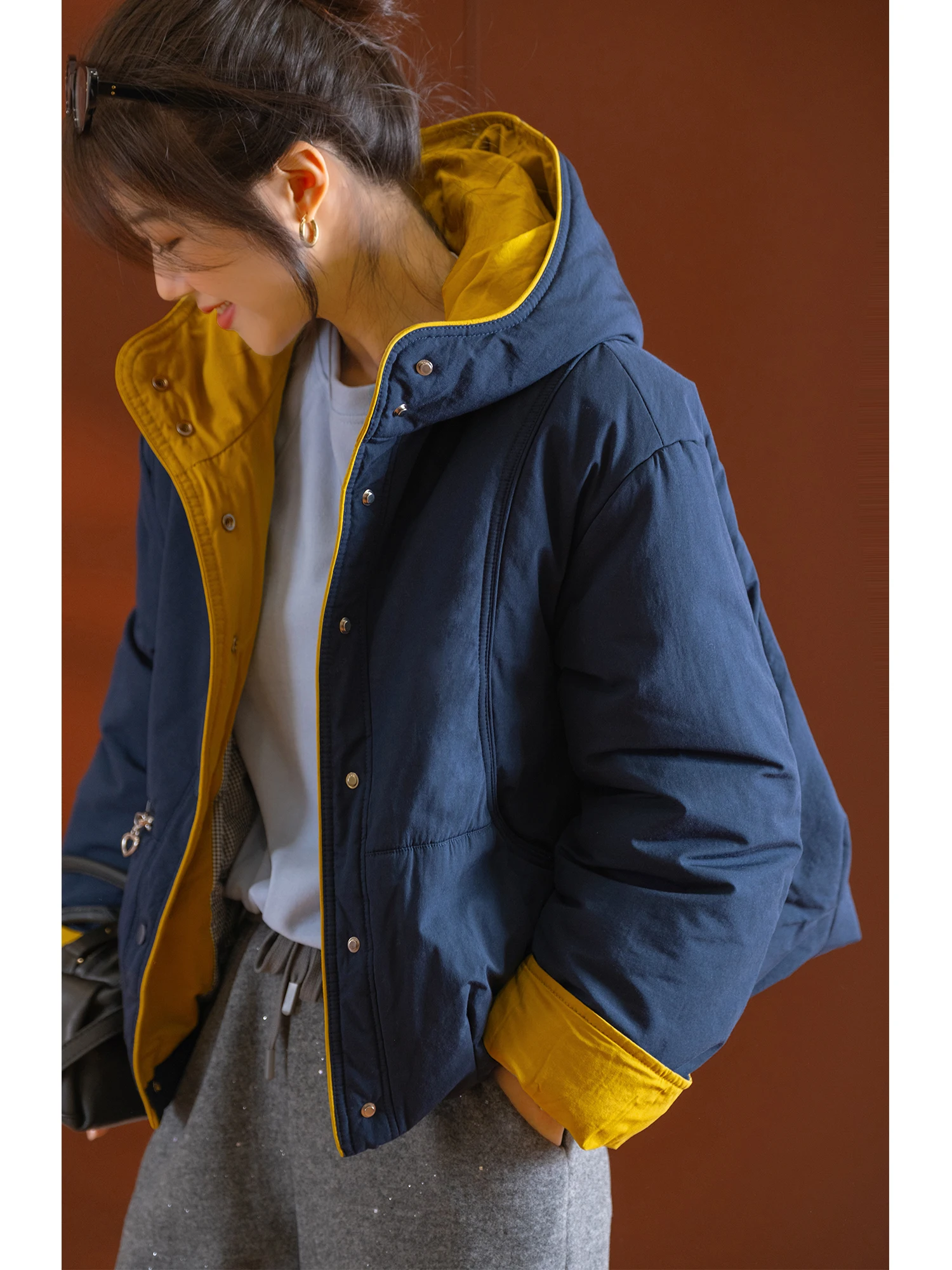 

Мягкая хлопковая толстовка с капюшоном, повседневная, свободного кроя, с цветными вставками, с отворотами на манжетах, удобная хлопковая верхняя одежда