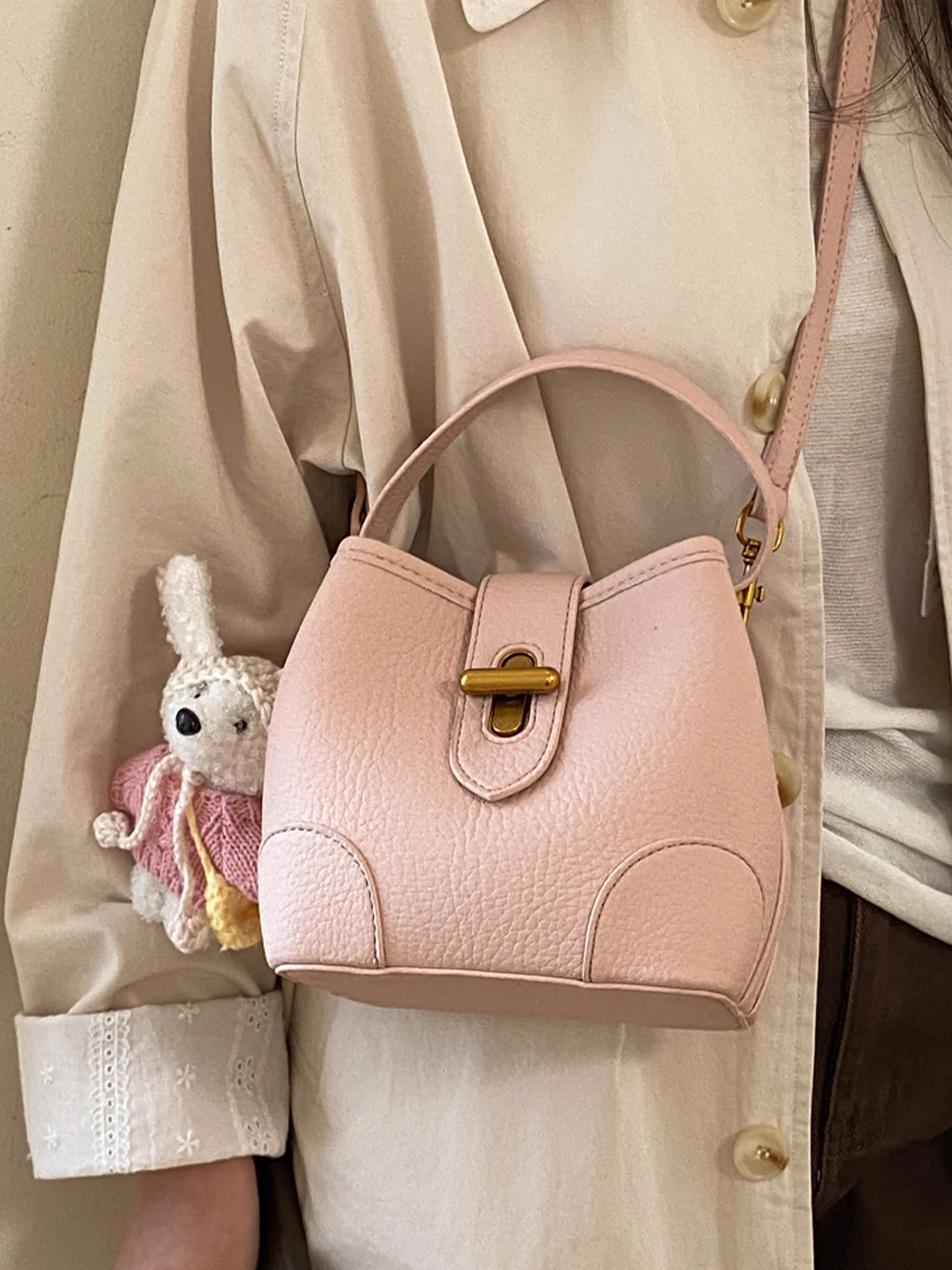 

Trendy Work Bag Women's Crossbody Bucket Bag Lightweight Shoulder Strap Detachable Casual Style Handbag PU Leather Material