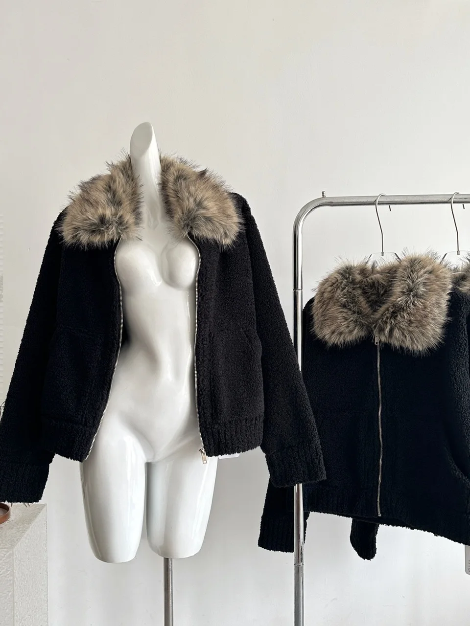 トレンド感のあるヘビーワークラムファーカラー付きコート、ふわふわの冬用アウター、新作、通勤、ゆったりフィット、ロング丈