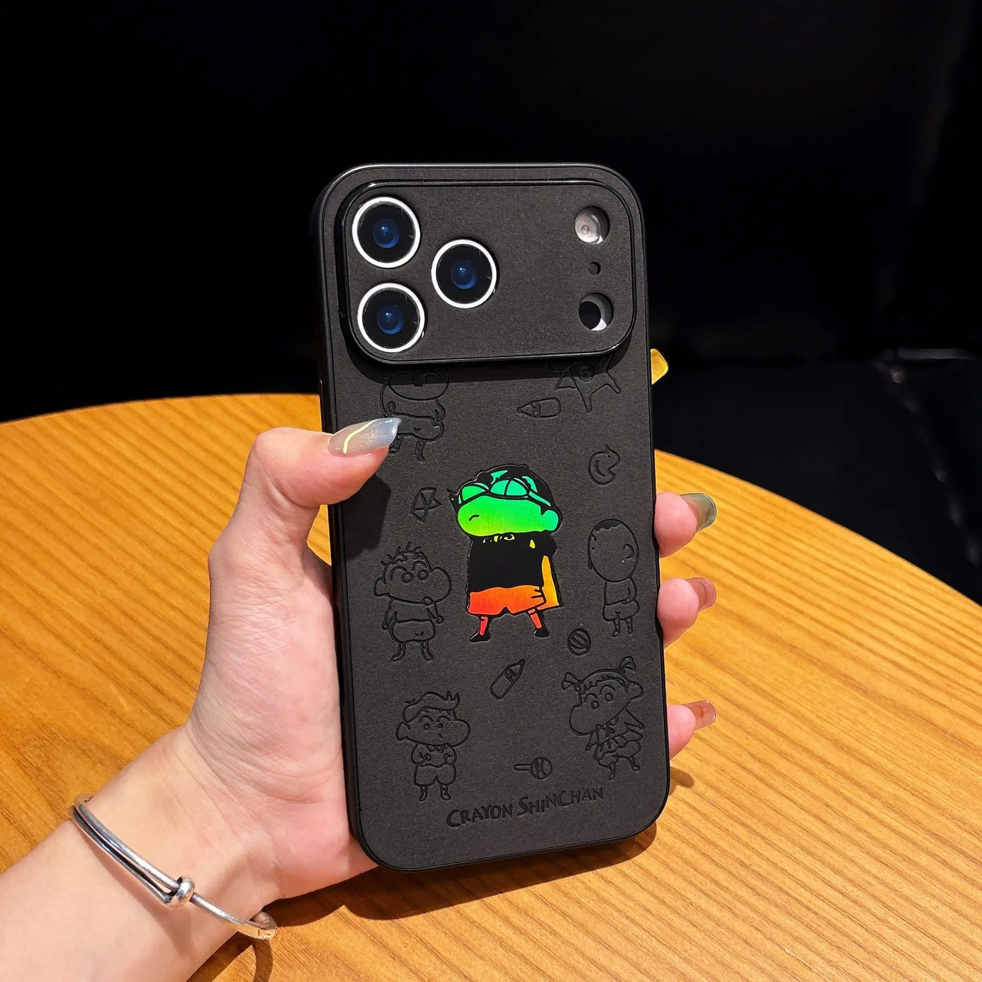 Coque de téléphone Laser avec Crayon Shinchan en relief, dessin animé drôle, Texture cuir, pour iPhone 17 Air 16 15 14 13 12 Pro Max, housse antichoc