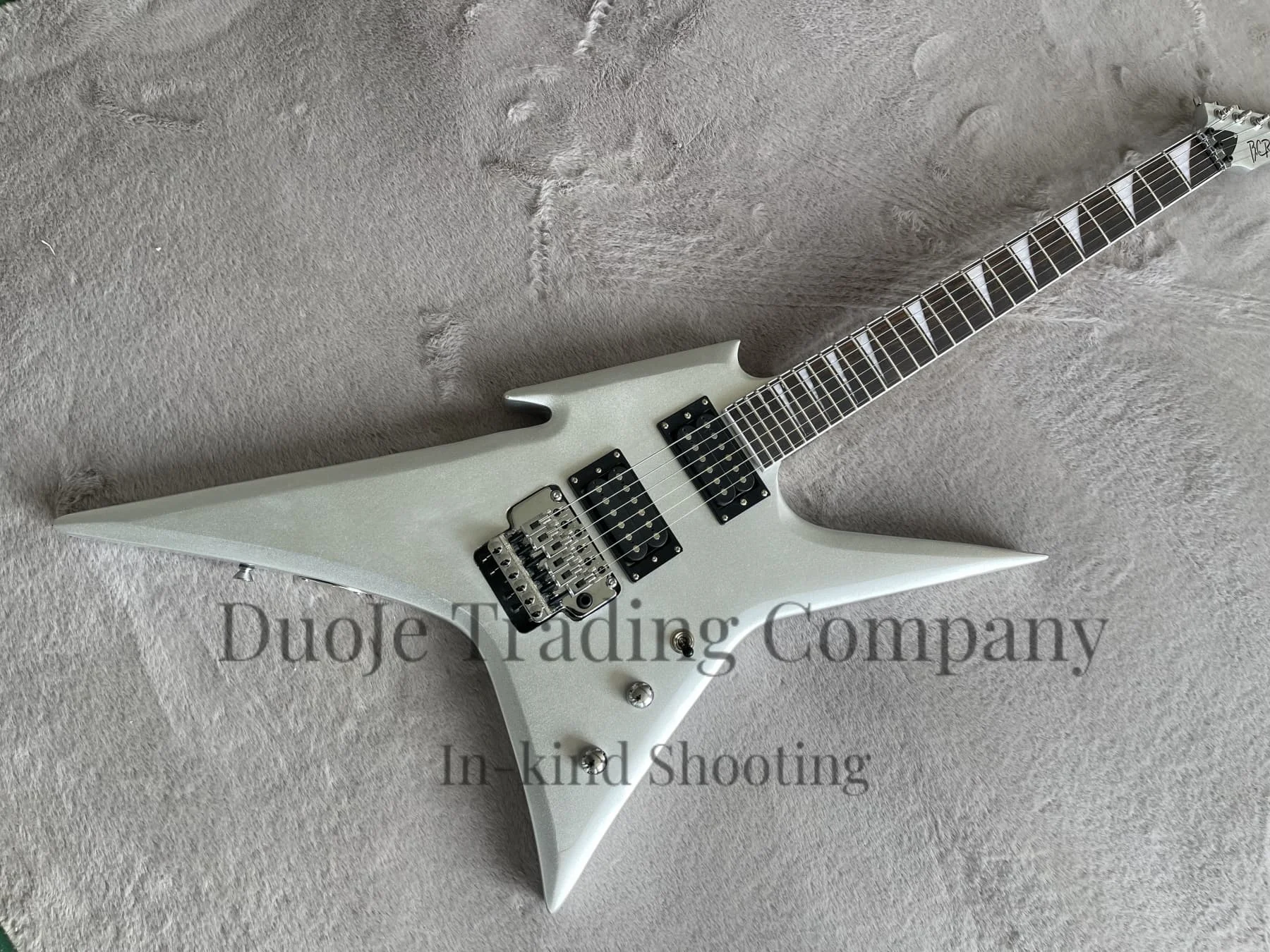 

Classic silver guitar, Tremolo bridge, HH pickup, solid wood body, maple neck, rosewood fingerboard, irregular guitar, factory