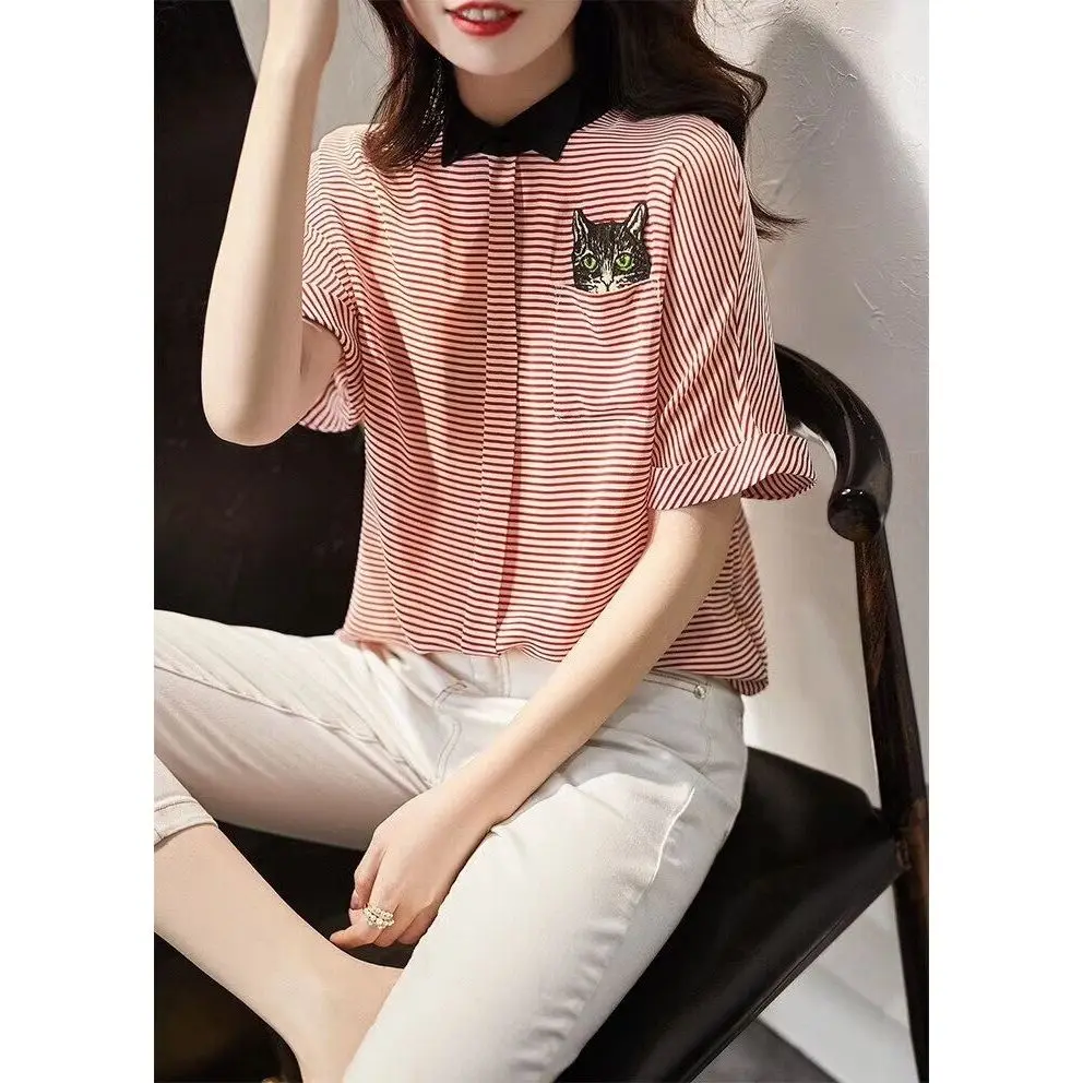 قميص شيفون للنساء جديد متعدد الاستخدامات نحيف ولطيف على شكل قطة بألوان متباينة وياقة صغيرة قميص مخطط بأكمام قصيرة