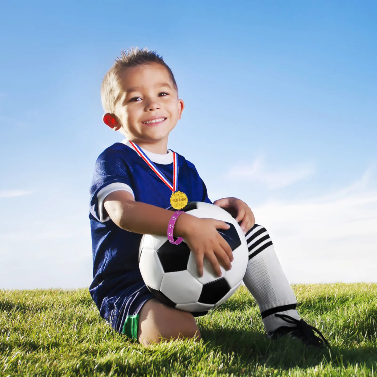 

Набор для футбольной вечеринки: браслеты с подвесками в виде мяча, наклейки, медали, спортивные сувениры для празднования дня рождения или футбольного матча