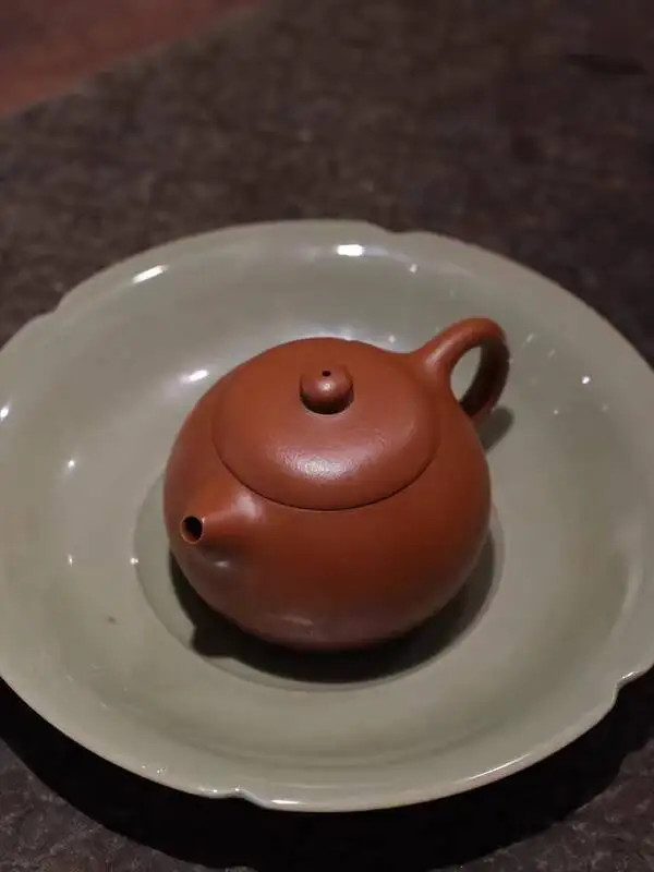 

Исин Фиолетовый Хуанлун Горная руда Чжаожуан Сырая глина Чжу Полностью ручная работа Вмещает чайник для небольших работ ученых