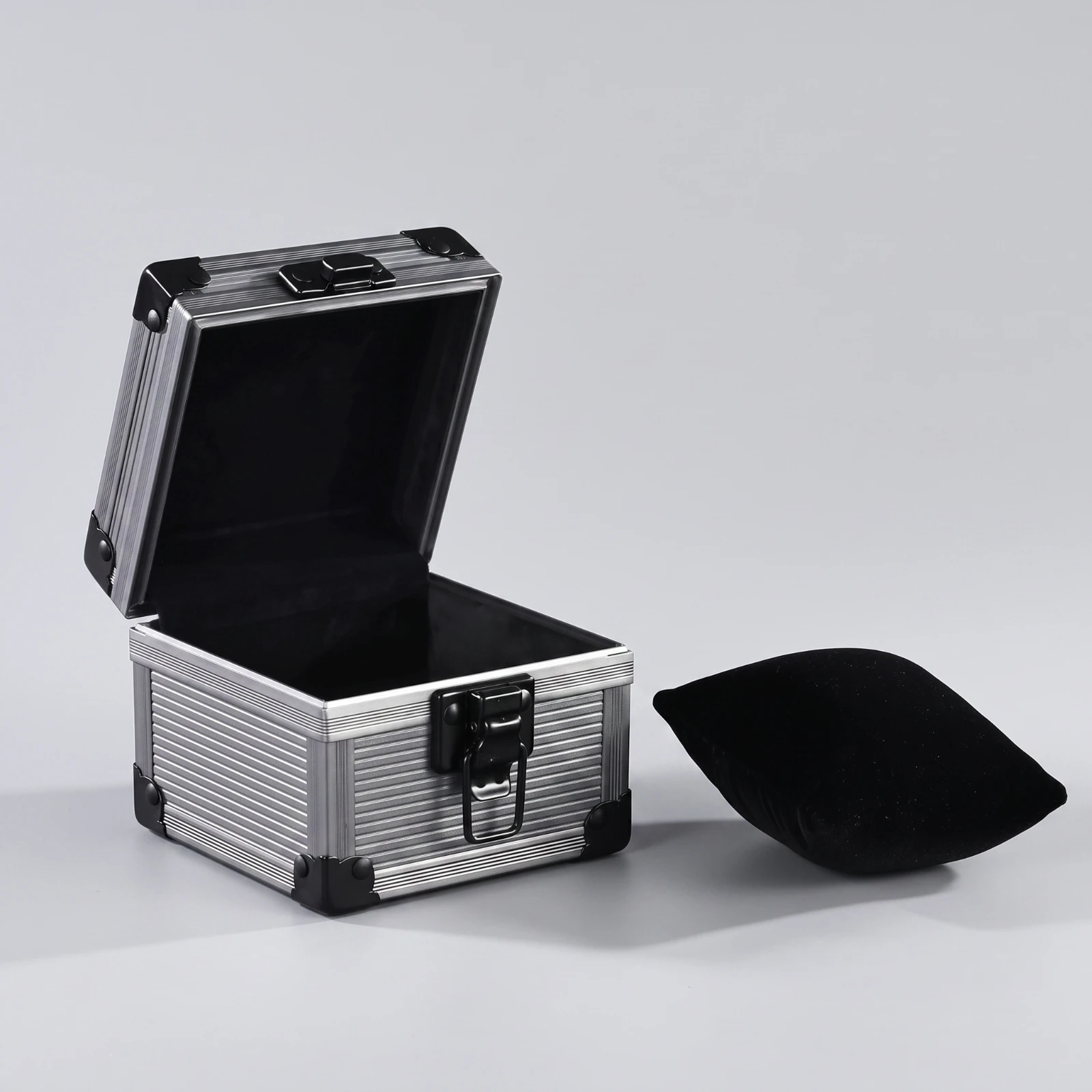Single Watch Case Aluminum-Alloy Single Watch Box Compact Soft-Lined for Travelers, Travel, Dresser