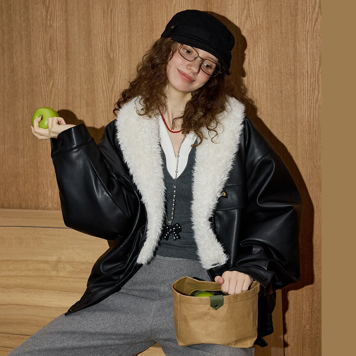 Damska kurtka zimowa w stylu vintage z pikowanej skóry, ocieplana grubym bawełnianym wypełnieniem, z dużym futrzanym kołnierzem, oversize, z klapami, odzież wierzchnia, 2025