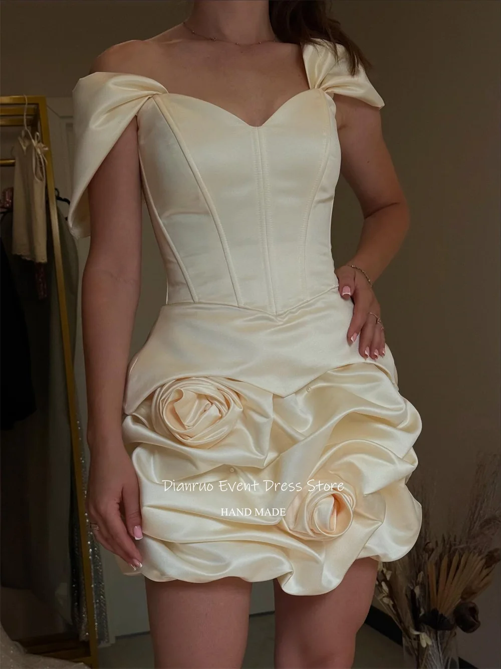 فستان Dianruo مزين بالورود للحفلات الراقصة بصدرية مكشوفة الأكتاف من الساتان مطوي فستان كوكتيل فساتين صغيرة 2025 امرأة مخصصة