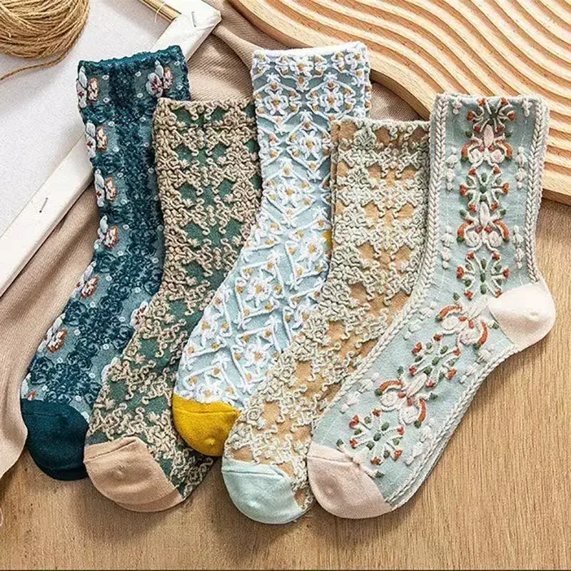 5 Paar dreidimensionale, schweißabsorbierende, einfache Freizeitsocken mit kleinen Blumen für Damen, modische Retro-Mid-Tube-Socken