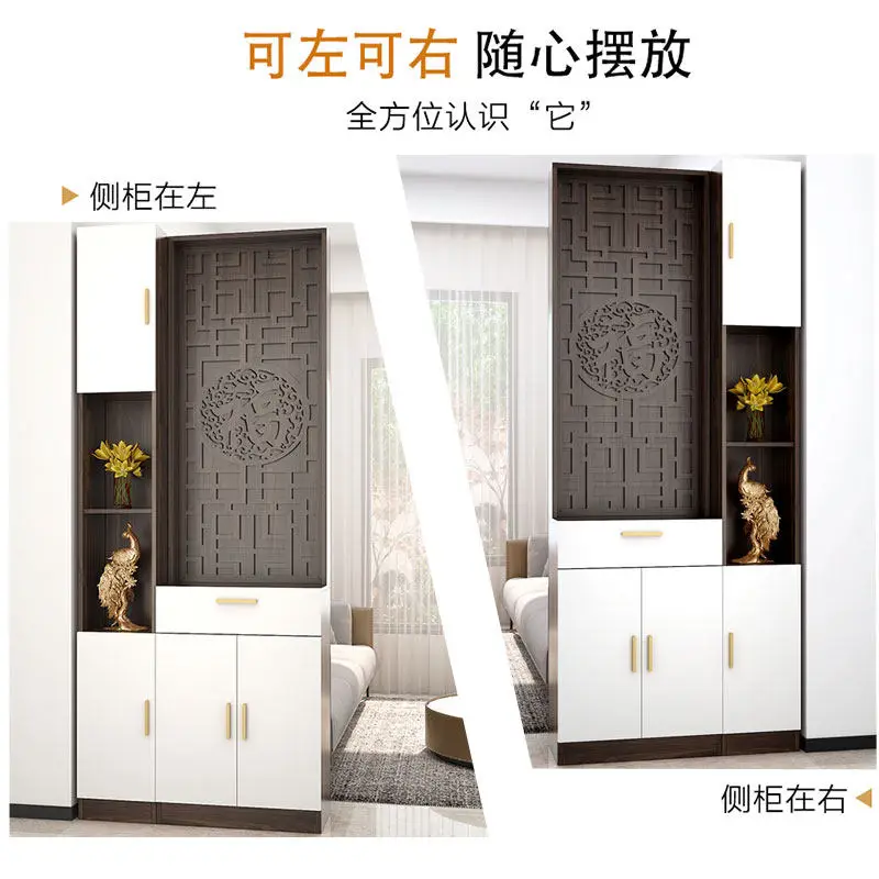 Screen partition, living room, simple and modern entry into the door, solid wood shelves are facing the door, and the entrance c