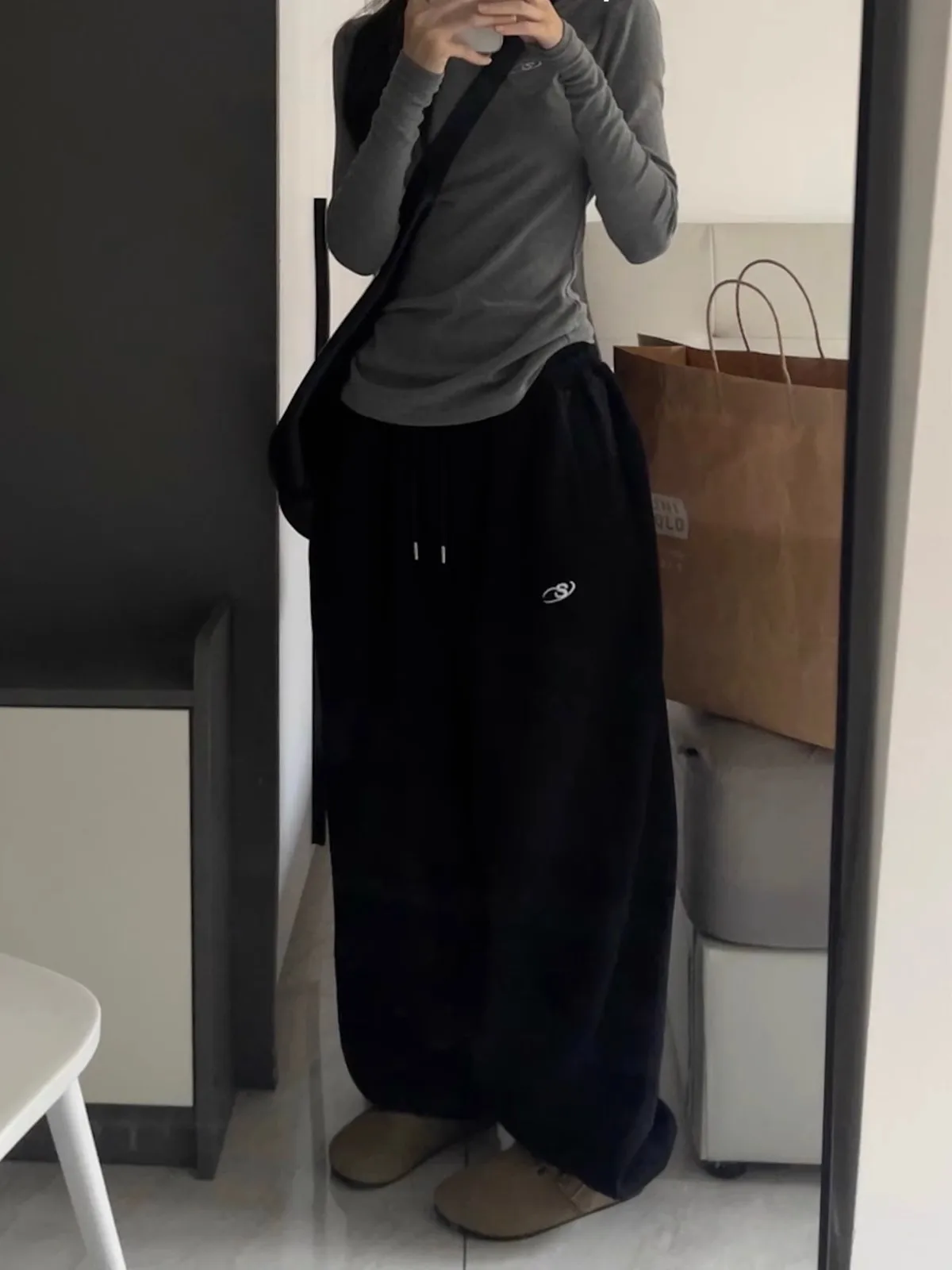 بنطلون نسائي على الطراز الأمريكي مبطن بالصوف مع حبل للربط، فضفاض وواسع الساق، بنطلون رياضي عادي للخريف والشتاء من القطن والبو...