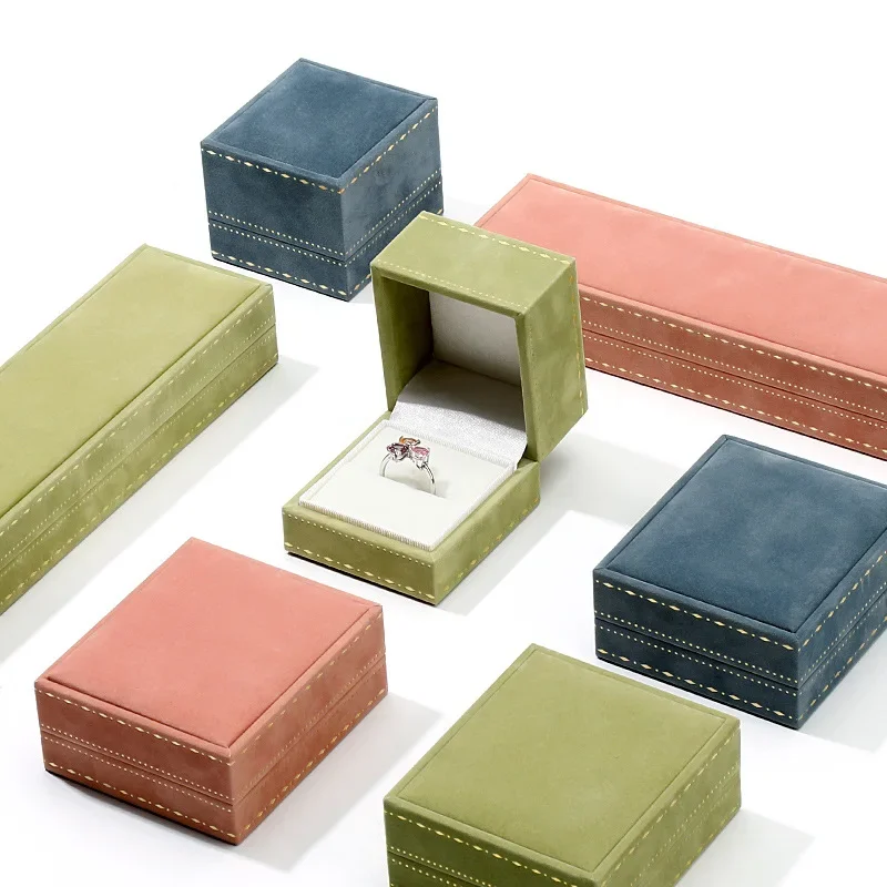صندوق مجوهرات Lbarley Retro بتصميم كلاسيكي فاخر من الفلانليت عالي الجودة صندوق إسورة على شكل حلقة