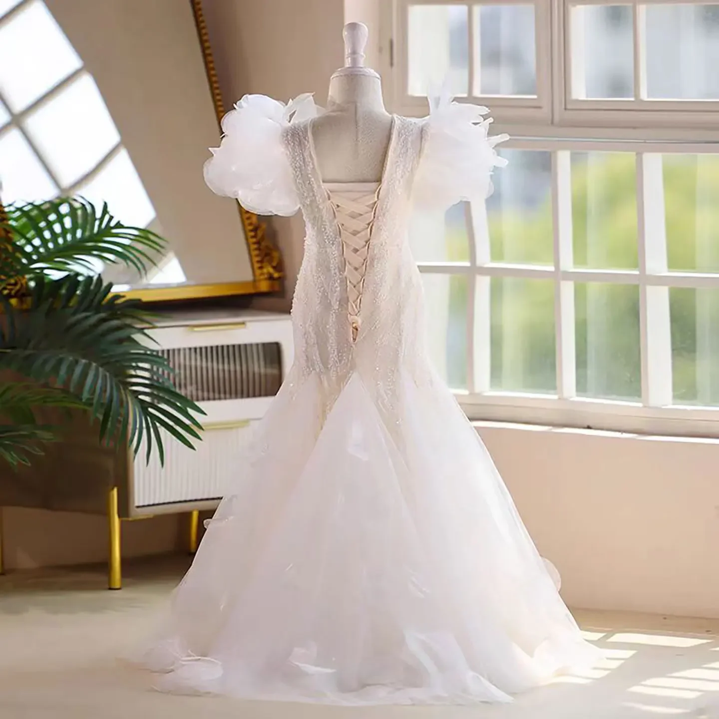 مخصص الأبيض ريشة مطرز زهرة فتاة اللباس أول عيد الميلاد حفل زفاف الأميرة ثوب Fساتين اطفال Sheerese بن