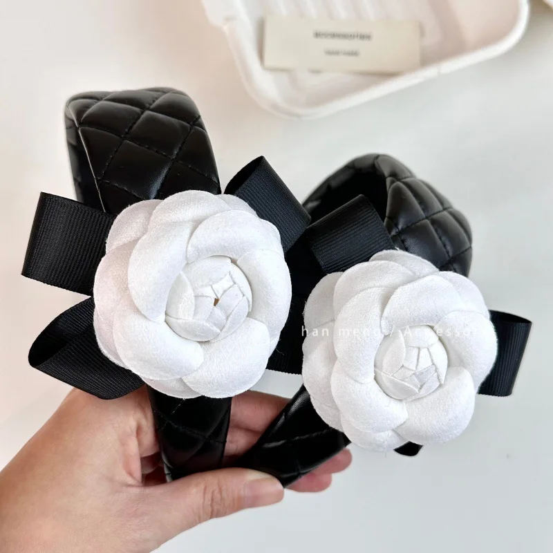 Serre-têtes larges en cuir d'agneau Camélia Noir et Blanc 2026, Nouveau Style Français, Accessoire Cheveux Diamant en Peau de Bœuf pour Mariages et Anniversaires