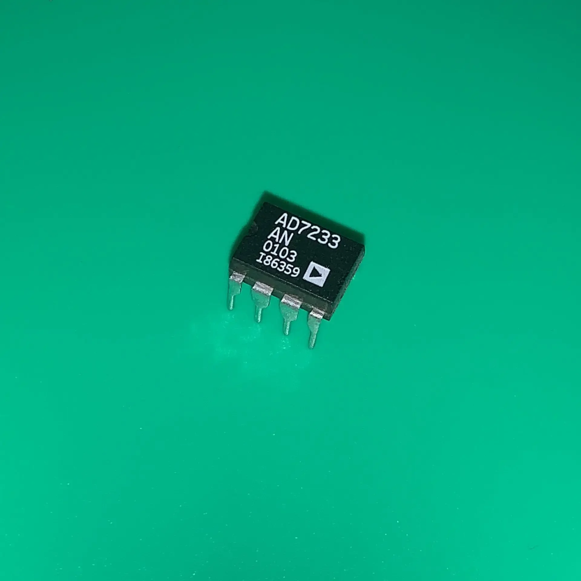 AD7233AN Z DIP8 AD7233 AN IC DAC 12BIT V-OUT 8DIP LC2MOS 12-Bit Serial Mini-DIP DACPORT AD7233ANZ AD7233A N AD 7233AN 7233