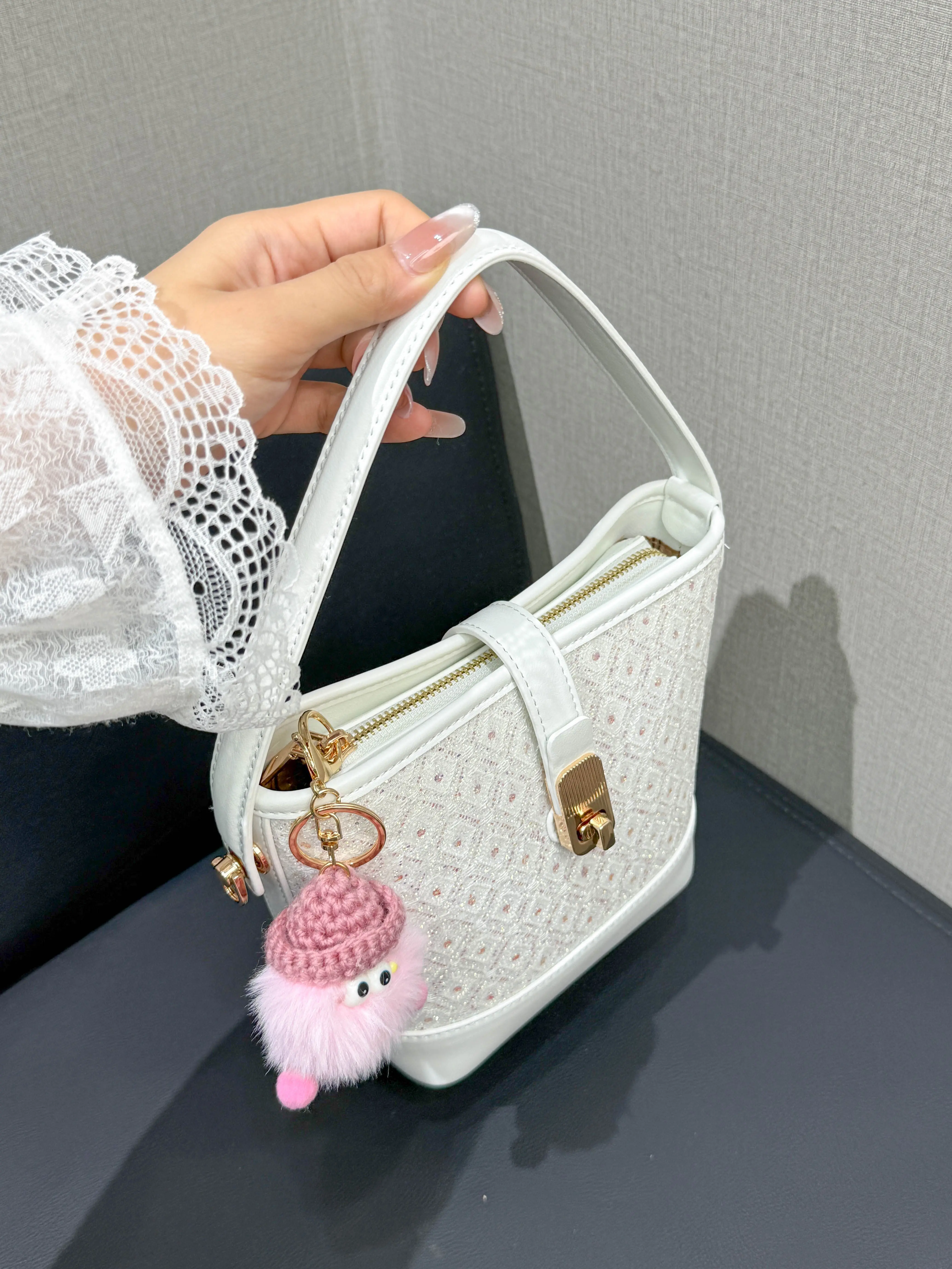 bolso-de-mano-tipo-bandolera-bordado-para-mujer-mack-jennifer-estilo-casual-suave-coleccion-verano-2026-diseno-de-cuadros