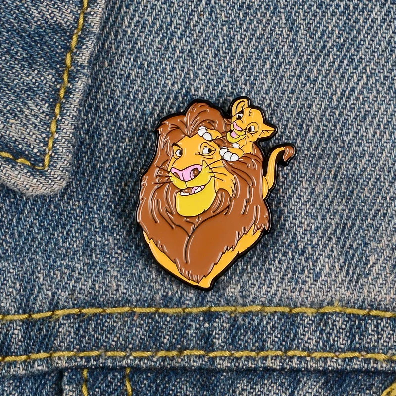 Neue Der König der Löwen Metall Brosche Cartoon Film Simba Nette Hüte Rucksack Abzeichen für Kinder Schmuck Zubehör Emaille Pins Geschenke