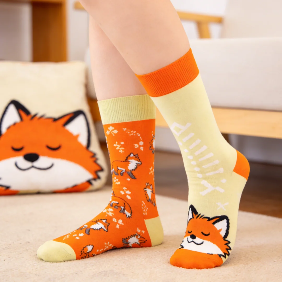 1 Pair of Forest Fox Mid-Calf Socks Featuring an AB Design Paired With a Charming, Vibrant Colour Palette, Suit For All Season