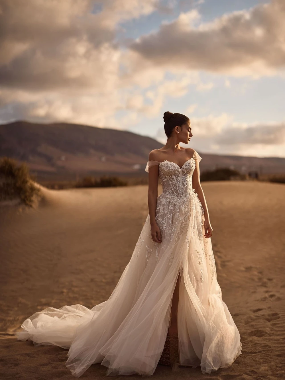 Nude-Elfenbein-Hochzeitskleid mit Pailletten in Übergröße, süßes, schulterfreies, durchsichtiges, schillerndes, langes Brautkleid mit individuellen verträumten Blumen