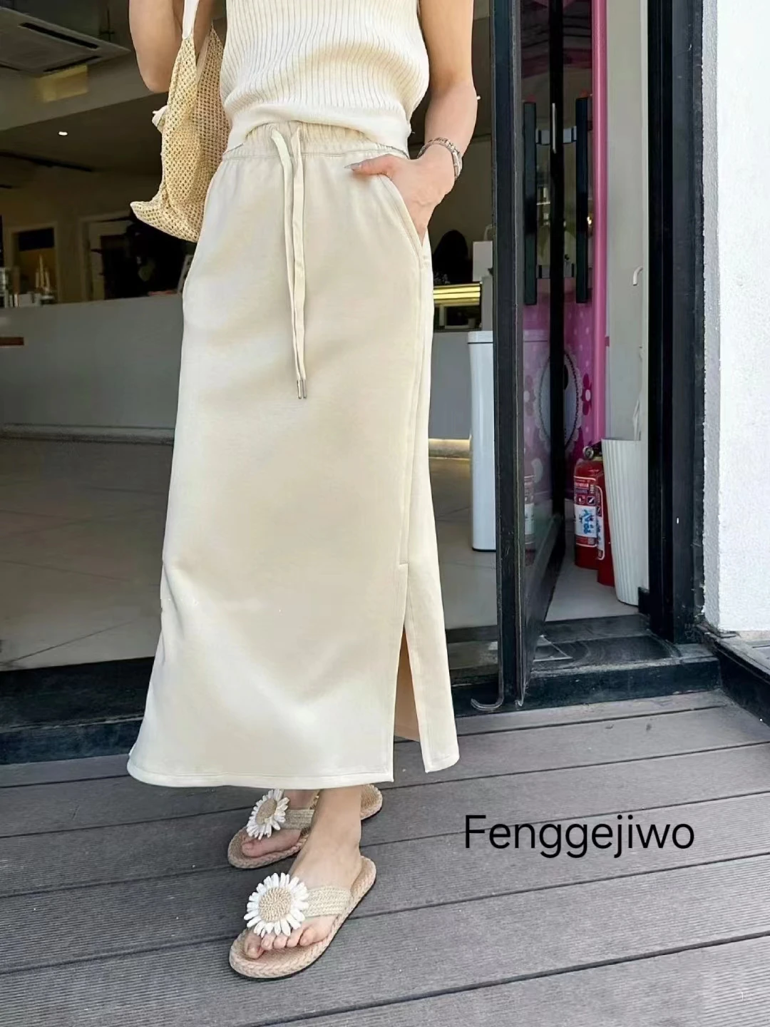 

Fenggejiwo women's new 24 year old half skirt with slightly slit fabric at the hem, super comfortable and versatile, with pocket