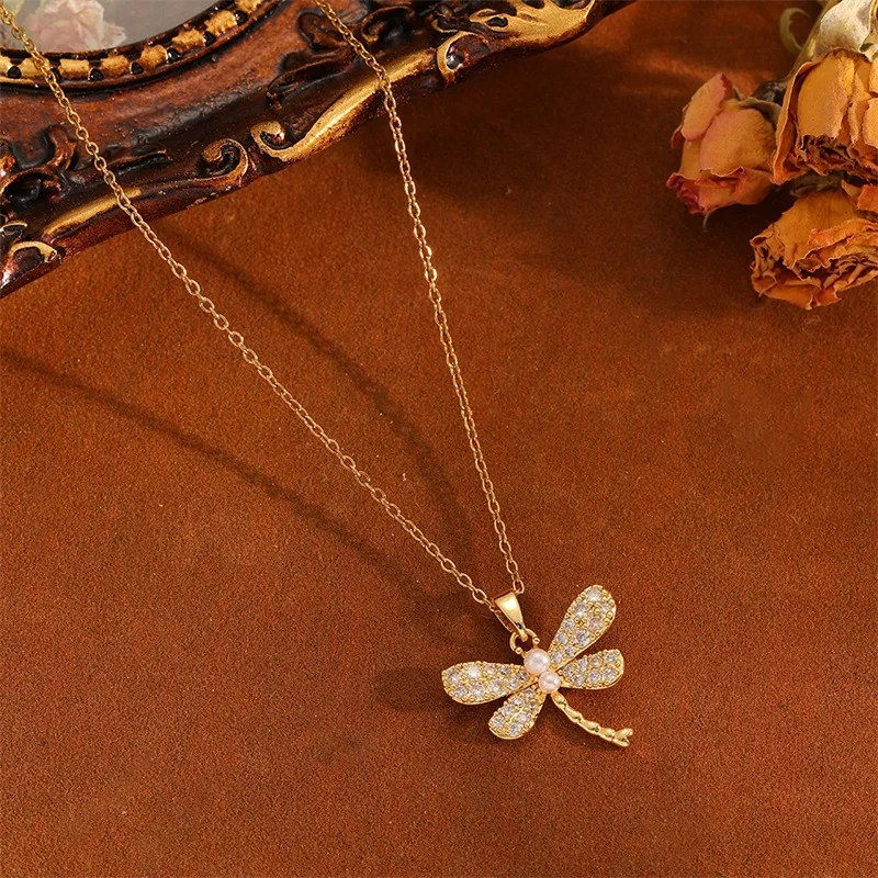 EILIECK Glänzende Strass-Perlen-Libellen-Luxus-Halskette und Ohrringe für Damen, Goldfarben, PVD-beschichtet, Eleganter Wasserfester Schmuck, Neu – Detail 11
