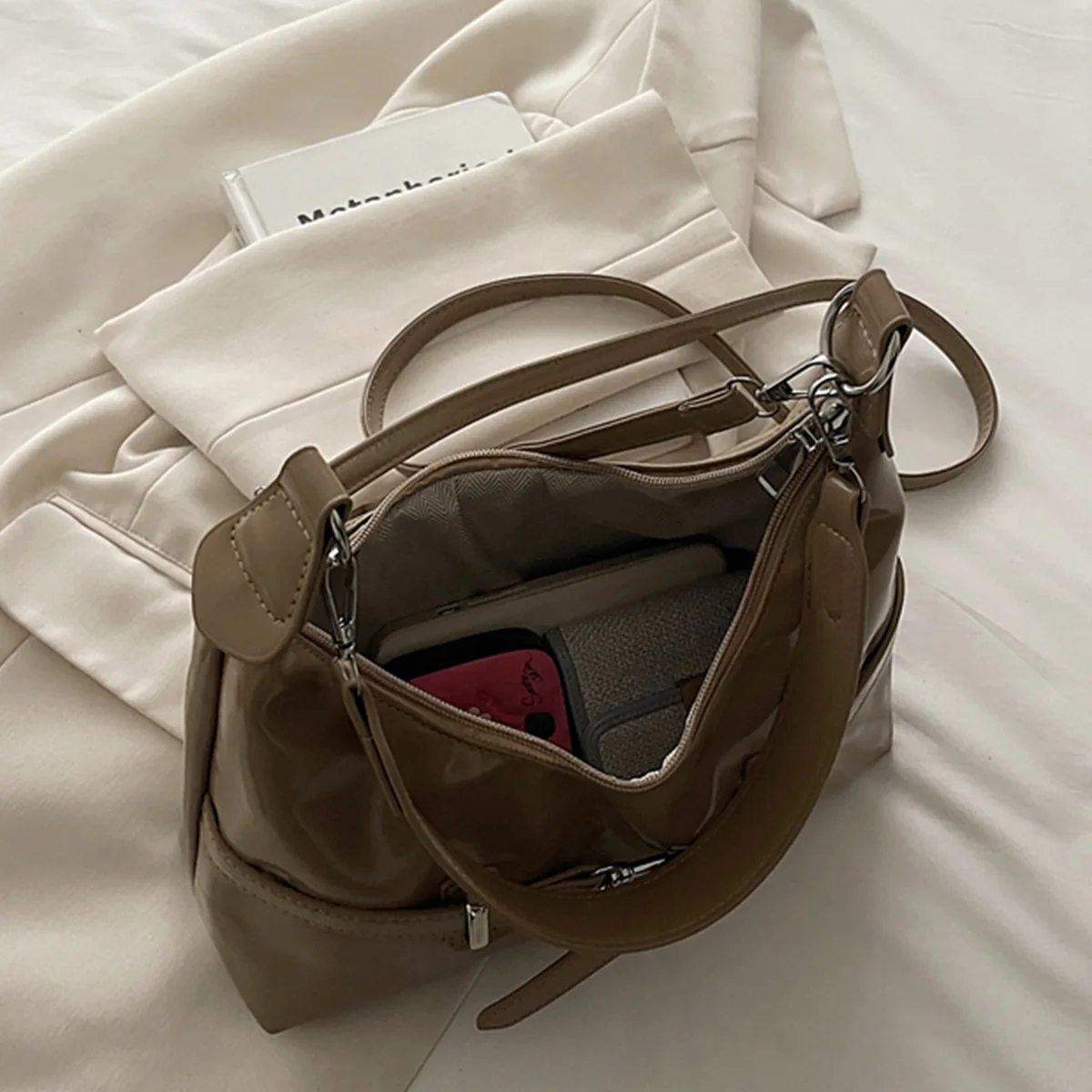 خمر براءات الاختراع والجلود حقيبة كروسبودي حزام مشبك التفاصيل سعة كبيرة سستة بولي PU حزام قابل للتعديل حقيبة تحت الإبط للتنقل اليومي