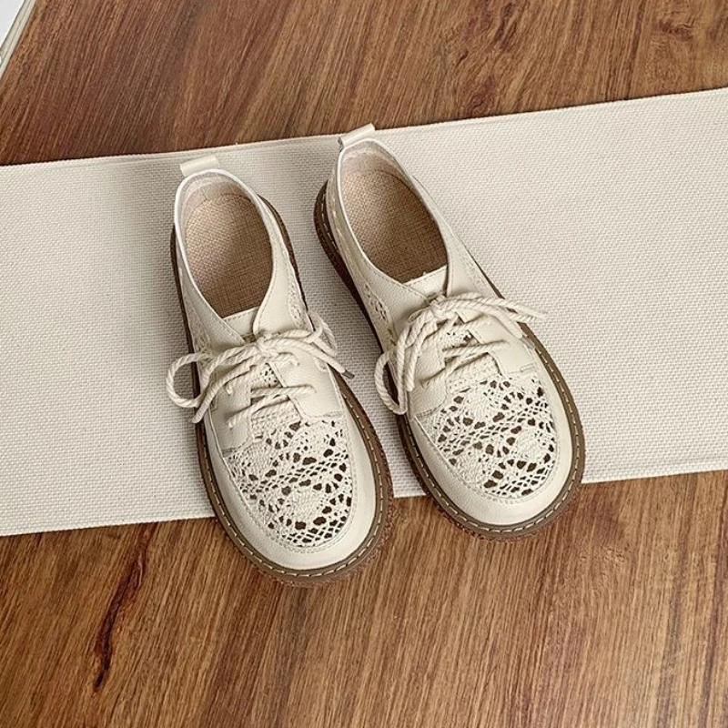 صنادل أرضية نسائية صيفية لعام 2025 صنادل بتصميم شبكي ناعم قابلة للتنفس مع نعل سميك نمط جديد أحذية خارجية غير رسمية