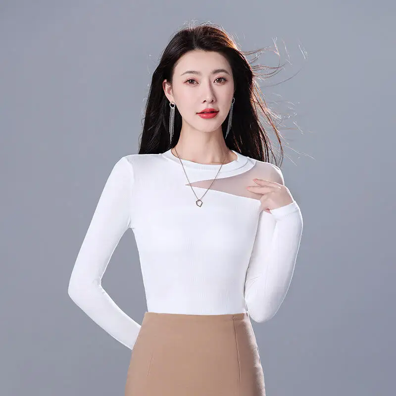 

2026Autumnwinter Новая корейская стильная кружевная лоскутная рубашка с круглым вырезом и длинными рукавами, модная универсальная дизайнерская облегающая нижняя рубашка