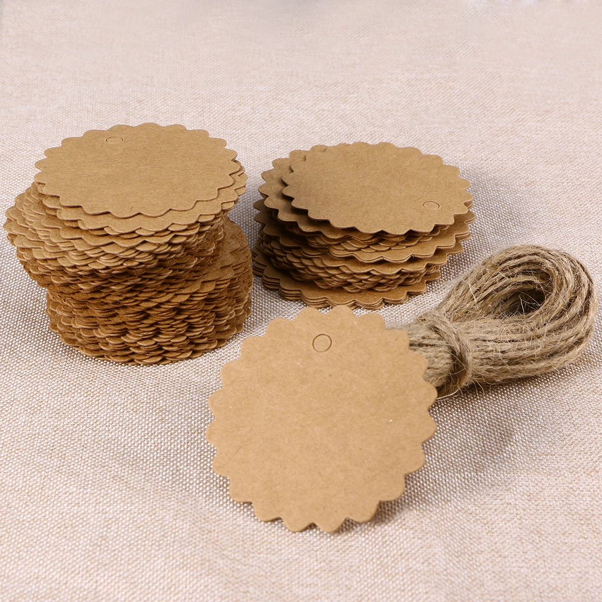 100 Pezzi Etichette in Carta Kraft Marrone 60mm Rotonde con Bordo Smerlato, Cartoncini Vuoti Fai-da-Te per Bomboniere, Etichette Regalo, Tag per Bagagli, Istruzioni per Pasticceria