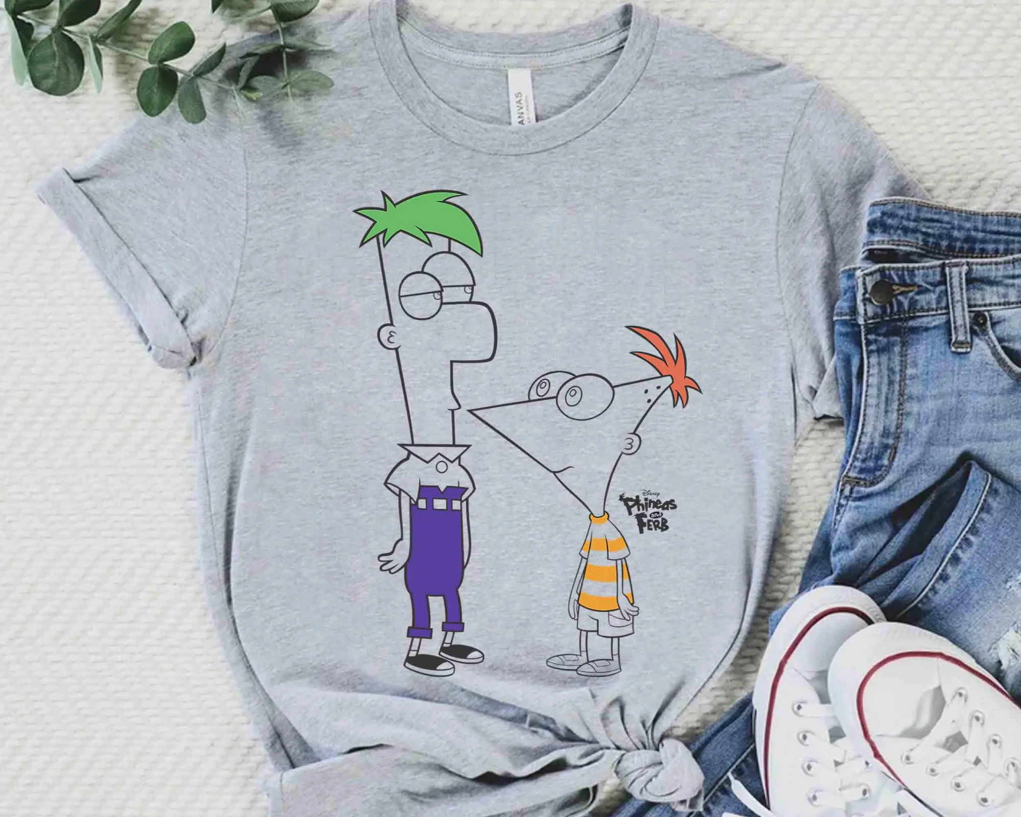 قمصان صيفية لشخصيات ديزني فينياس وبوذا، قمصان بلاتيبوس بيري، ورحلة عطلة عائلية إلى ديزني لاند