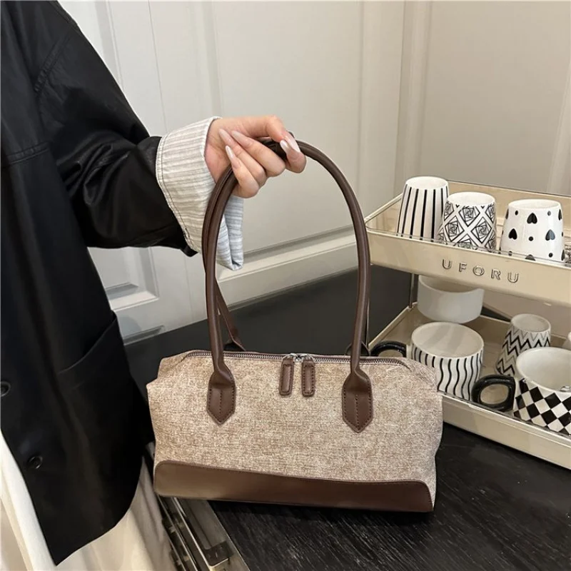 

Women's Messenger Bag Made Of Fine Leather Boasting Casual Paris High-End Daily Look​