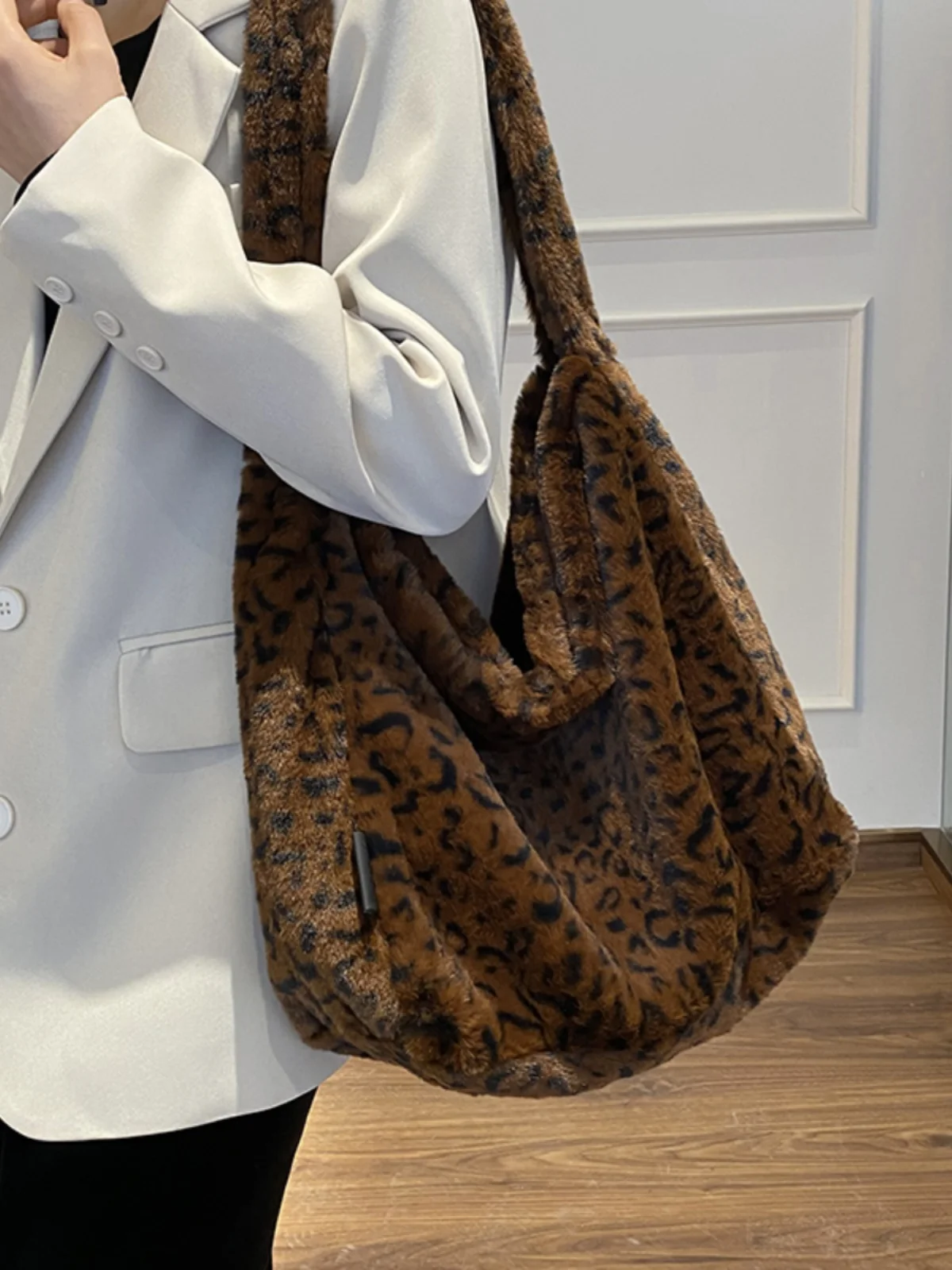 Casual Soft Large Capacity Bag For Women 2024 New Work Shoulder Bag Popular Leopard Print Fur Bucket Bag