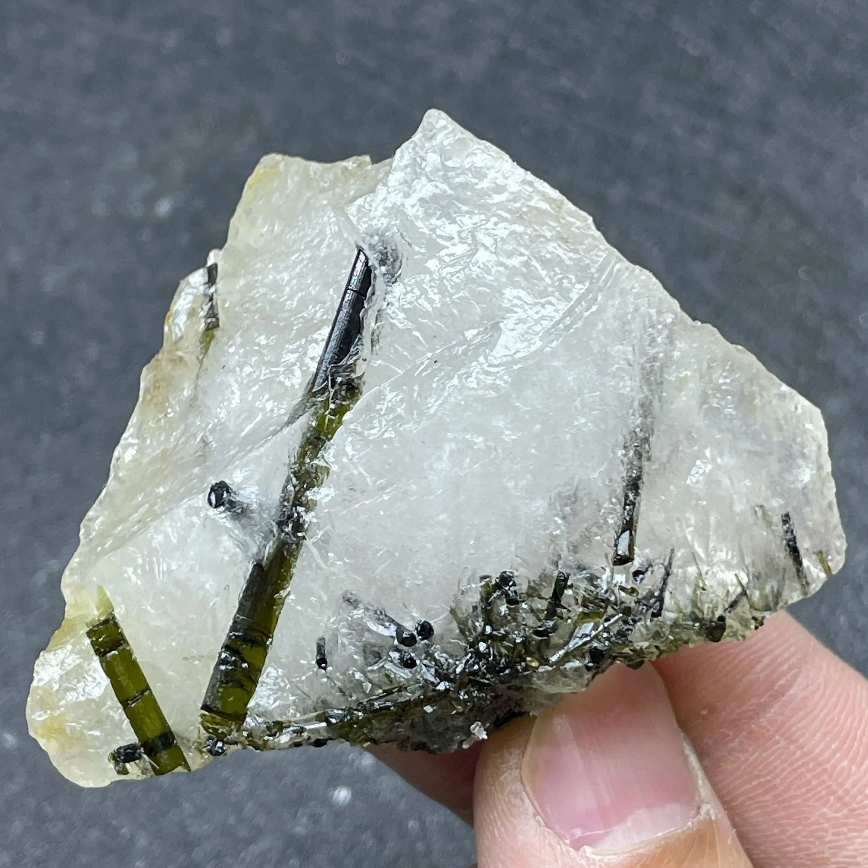 

Натуральный камень Пакистанский зеленый турмалин Минеральный образец камней и кристаллов Исцеляющие гристаллы Кварцевые украшения для дома