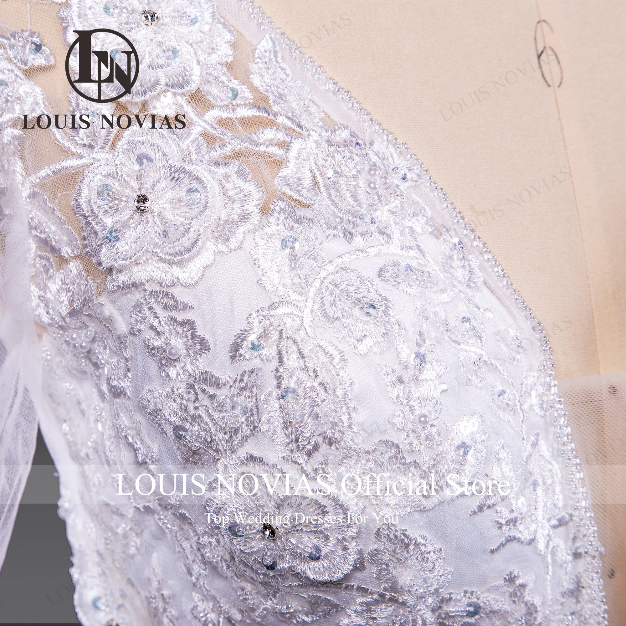 

LOUIS NOVIAS Long Sleeve Wedding Dresses For Women Bride Deep V-Neckline 3D Flowers Appliques Wedding Gown Vestido De Novia