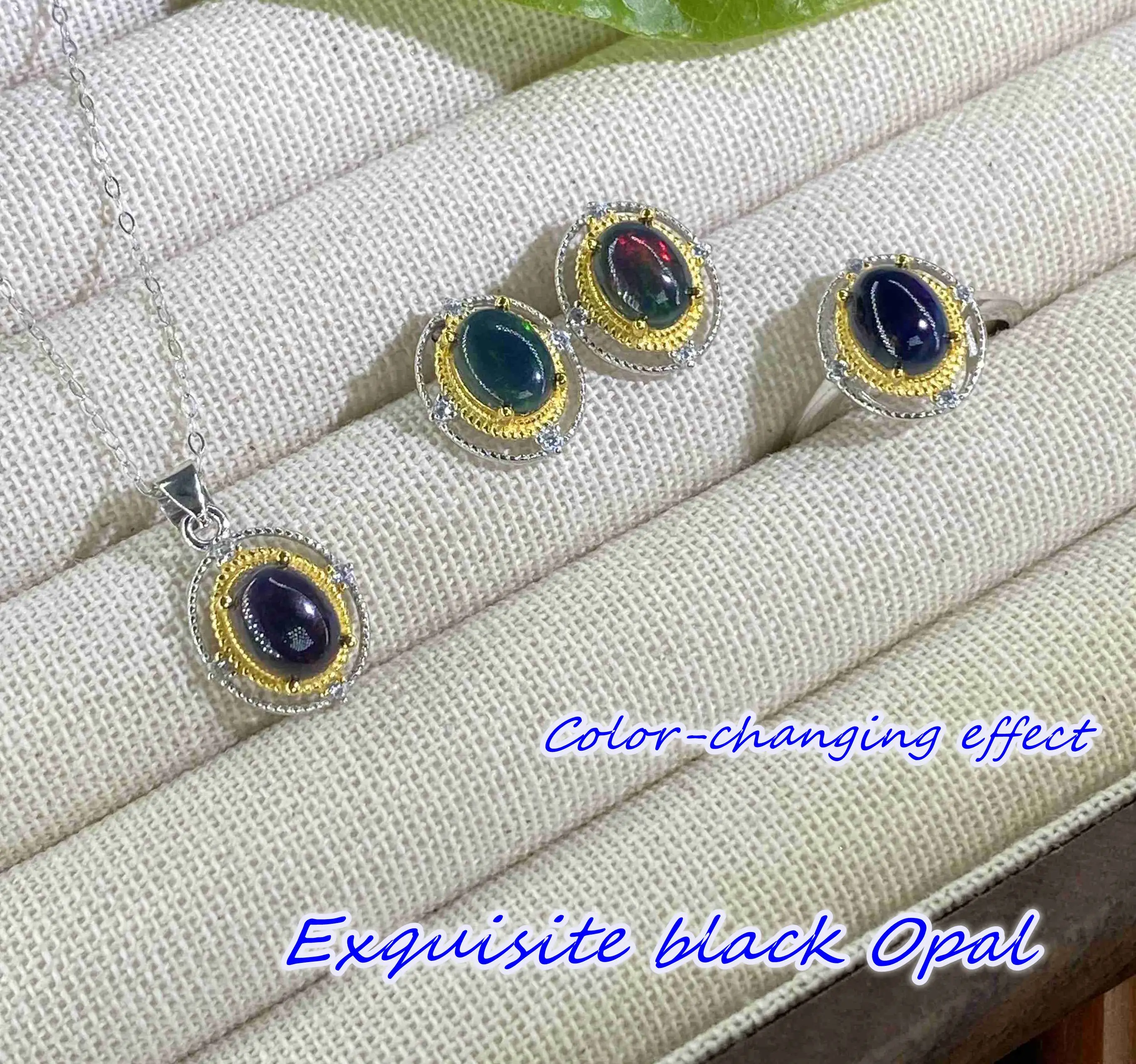 

Комплект украшений Black Opal включает колье, серьги-кольца. серебро 925 пробы. Кольцо можно регулировать, эффект изменения цвета.