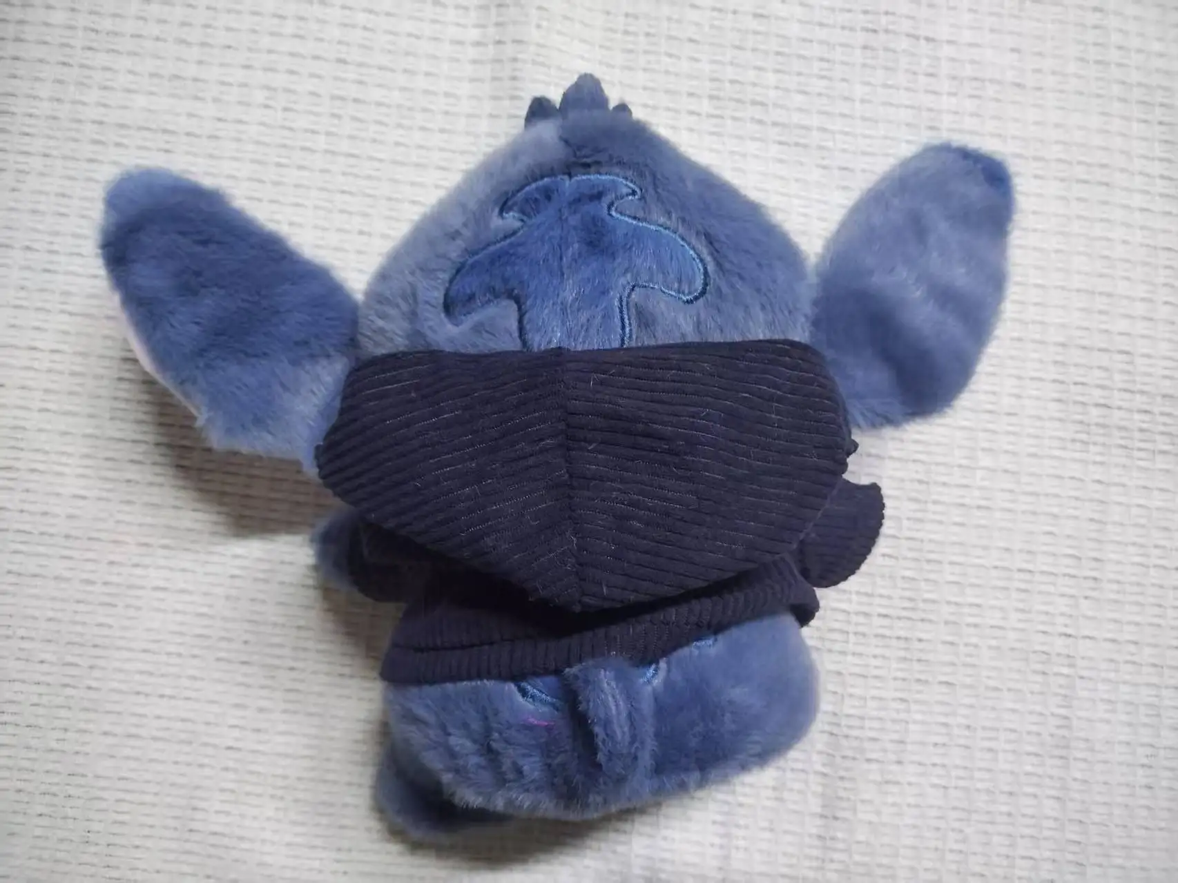 @ Stitch Boneca de pelúcia Brinquedo de pelúcia Bonito Personagem de desenho animado usando calças com capuz Perfeito para presentes de namorada Decoração de feriados de aniversário