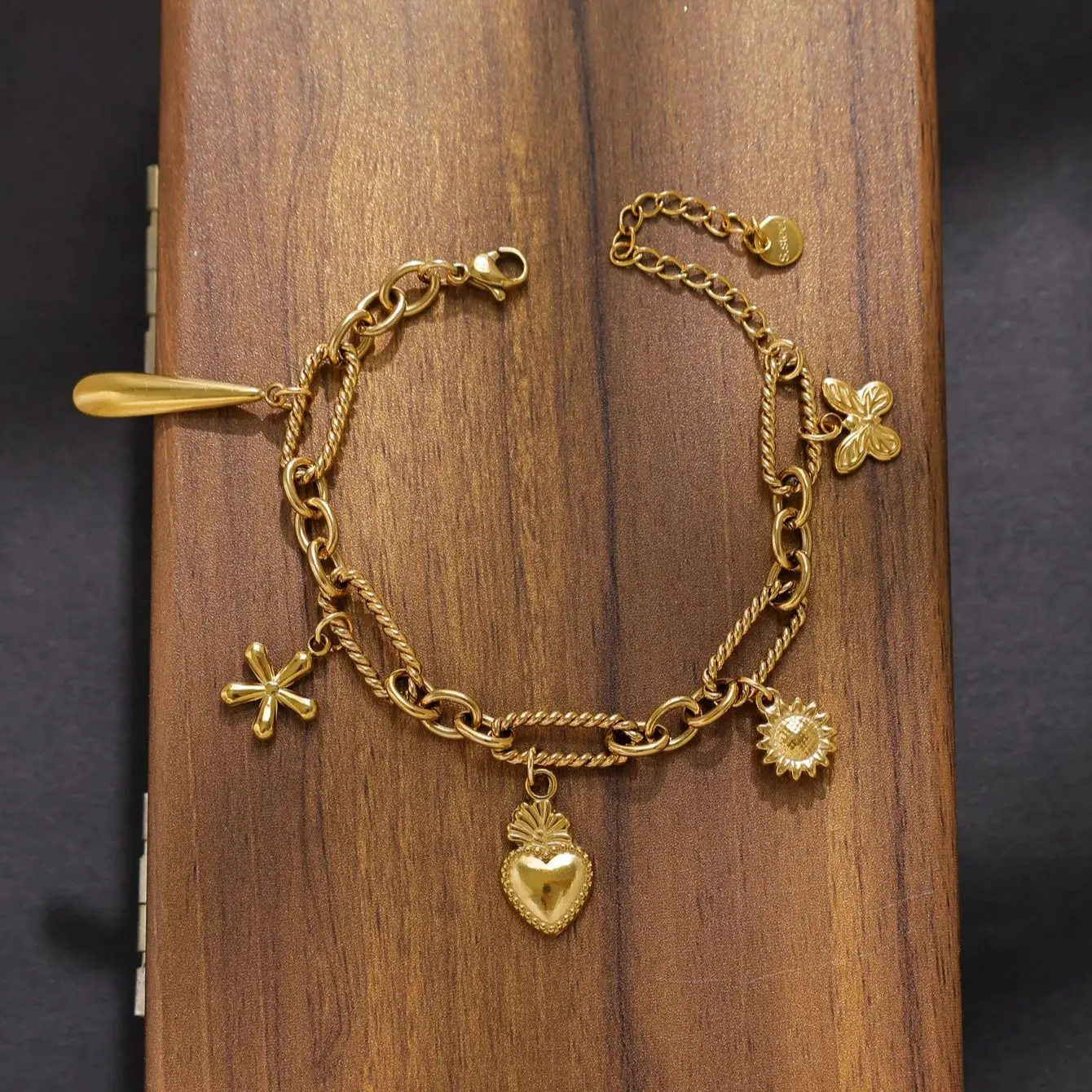 

18K Gold-Plated Stainless Steel Women's Bracelet Peach Heart Butterfly Sunflower Pendant Bracelet Creative Waterproof Jewelry